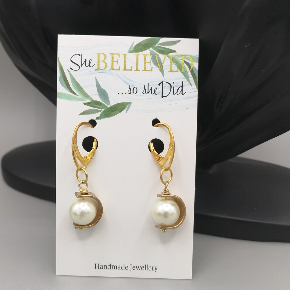 *FREE ADD-ONPearl and C-Shaped Gold Earrings